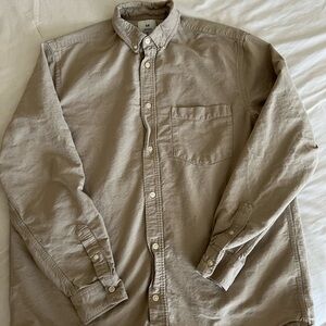 H &M button down long sleeve shirt. Size large. Tan. I’m good condition.